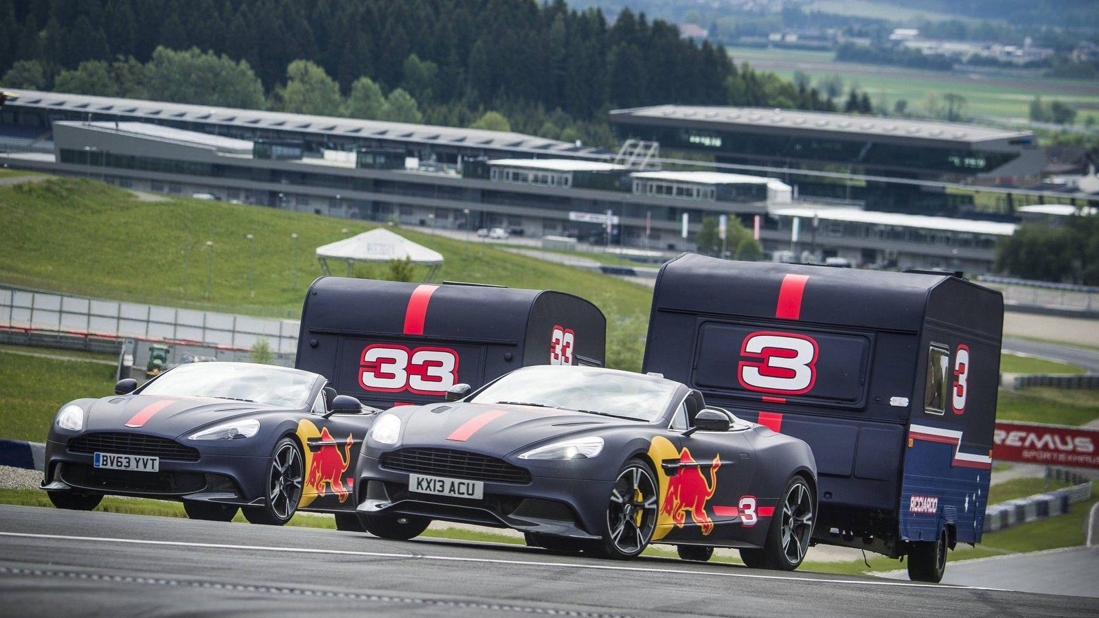 Ο Ricciardo έκατσε στο τιμόνι μιας Aston Martin Vanquish Volante 576 ίππων, ενώ ο Verstappen πήρε το πλεονέκτημα με την Vanquish S Volante των 603 αλό